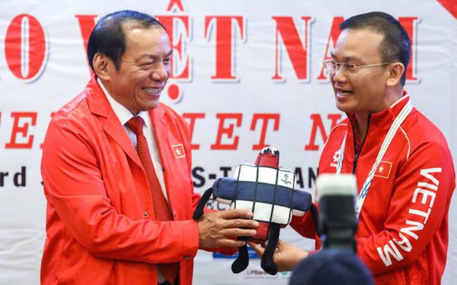 Bộ trưởng Nguyễn Văn Hùng thăm và động viên tuyển U22 Việt Nam tại SEA Games 33