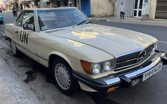 Ông Đặng Lê Nguyên Vũ lái Mercedes-Benz 380 SL ra đường du xuân, chủ showroom siêu xe tiết lộ: ‘Cả Việt Nam có đúng 1 chiếc’