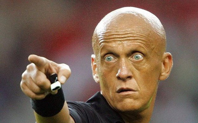 Trọng tài vĩ đại nhất thế giới bóng đá đề xuất thay đổi luật đá phạt đền