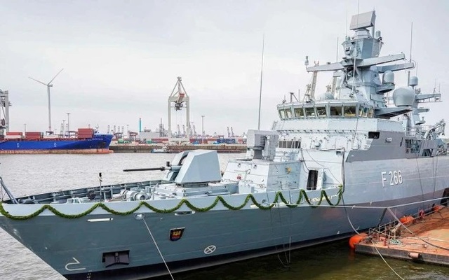 Tàu hộ vệ đắt tiền của Đức bị vô hiệu hóa vì bị hàng kg sắt vụn đổ vào động cơ