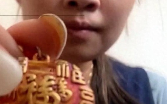 Chi 3 triệu mua lắc vàng 999, người phụ nữ khóc tức tưởi khi thấy hiện tượng lạ