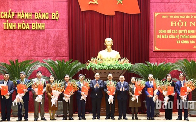 16 cán bộ Ban Thường vụ Tỉnh ủy quản lý nghỉ hưu trước tuổi và nghỉ thôi việc