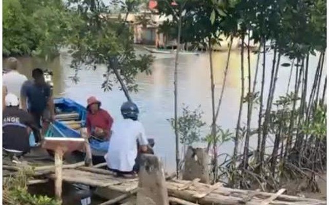 Tìm thấy thi thể bé trai 3 tuổi rơi xuống sông sau vụ hai xuồng máy đâm nhau