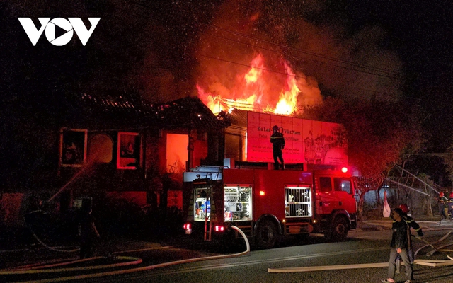 Cháy lớn tại trung tâm tranh thêu lụa Đà Lạt XQ Việt Nam