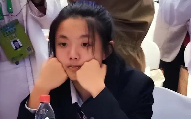 Nữ sinh 15 tuổi giải được bài toán siêu khó của nhân loại, làm giới tinh hoa sửng sốt nhưng máy quay lia đến lại vội xua tay: "Đừng để mẹ em thấy!"