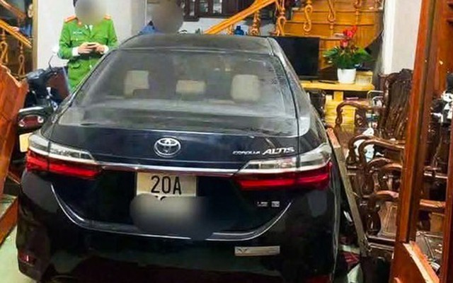 CLIP: Ô tô đâm sập cửa nhà dân ở Thái Nguyên, cuốn một người vào gầm