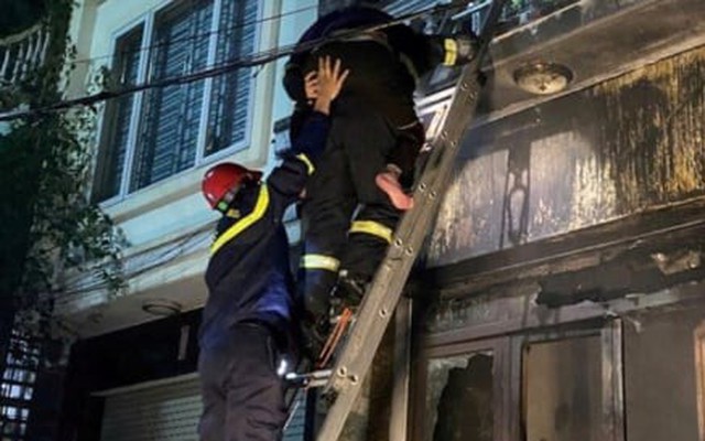 Lính cứu hỏa cõng cụ bà 94 tuổi thoát khỏi đám cháy lúc rạng sáng