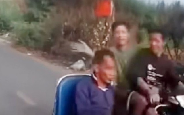 CLIP: Người đàn ông ngồi xe lăn bị đánh vào đầu