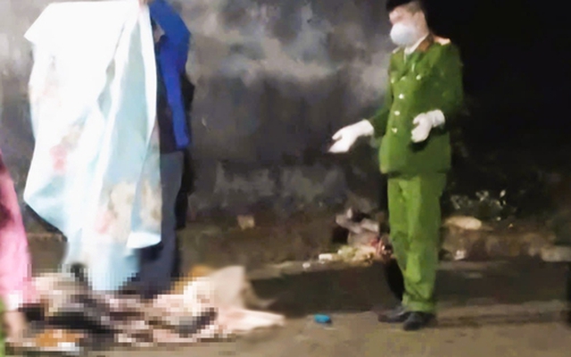 Người phụ nữ sống một mình dùng xăng tự thiêu