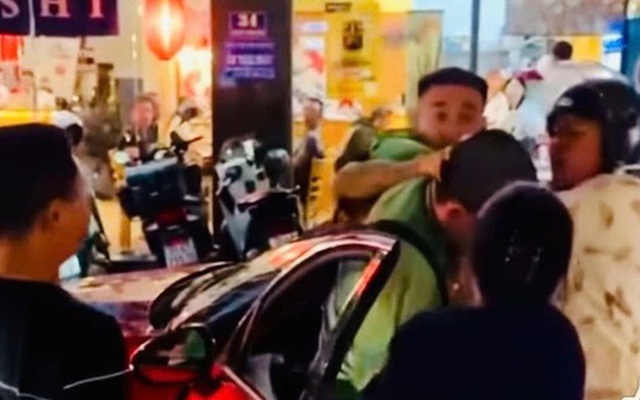 Nhường đường, tài xế Grab vẫn bị thanh niên xăm trổ đi ô tô hành hung