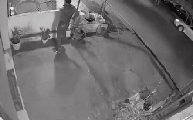 Kinh hoàng clip xe máy tông trực diện vào ô tô đang quay đầu trong đêm, 2 học sinh THPT tử vong thương tâm