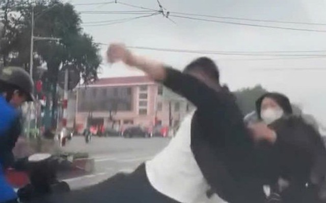 Vụ nam sinh mặc đồ shipper bị đánh tới tấp: Thông tin bất ngờ về người phụ nữ can ngăn