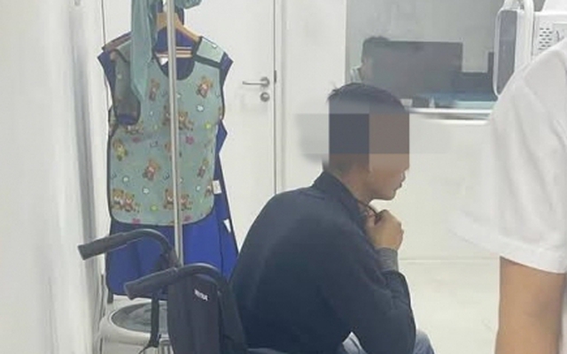 Triệu tập người đàn ông "tung cước" vào đầu tài xế tại showroom ô tô ở Hà Nội