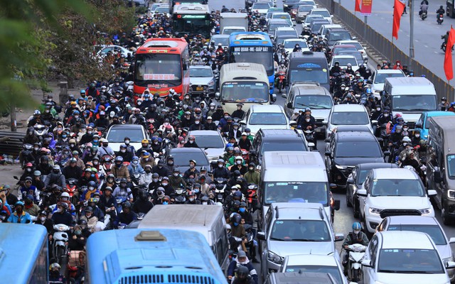 Chính thức hết Tết: Người dân lỉnh kỉnh đồ đạc quay lại Hà Nội và TP.HCM, nhiều tuyến đường ùn tắc