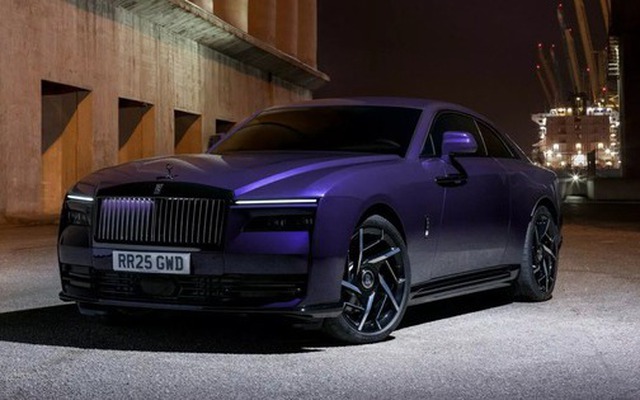 Rolls-Royce Spectre Blackbage ra mắt: Mạnh nhất lịch sử hãng, thêm nhiều chi tiết ‘độc’ cho đại gia thích khác biệt
