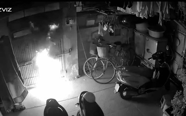 Hà Nội: Truy tìm đối tượng đốt cổng nhà dân trong đêm