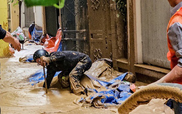 "Suối" bùn đất bất ngờ phun trào giữa khu dân cư nội đô Hà Nội