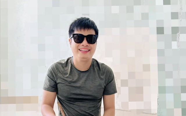 Chuyện tình "mưa dầm thấm lâu" của anh chàng khiếm thị với nữ ca sĩ hơn 14 tuổi