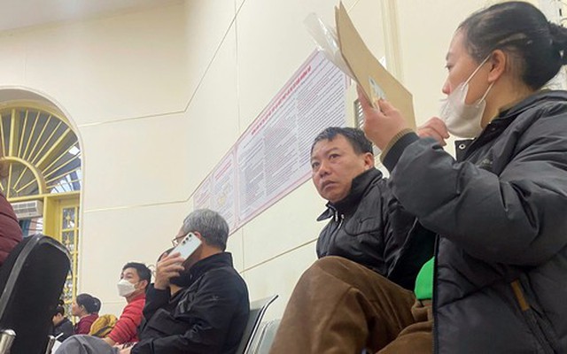 Chật vật xếp hàng từ sáng tới tối xin đổi GPLX ở Hải Phòng