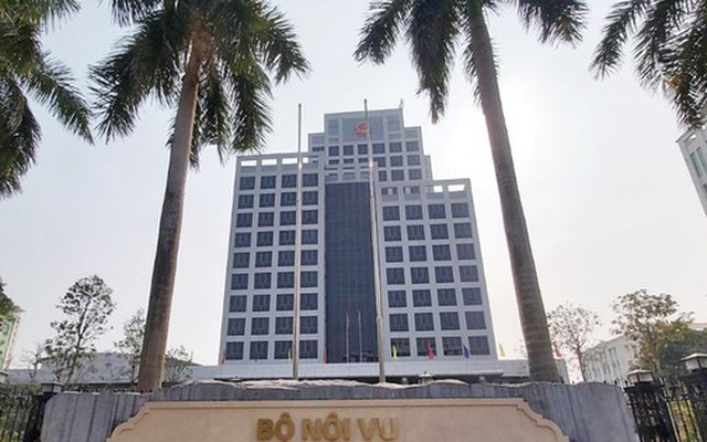 Vụ trưởng Vụ Tổ chức cán bộ, Chánh Văn phòng Bộ Nội vụ xin nghỉ hưu trước tuổi