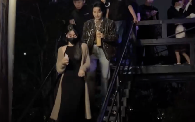 "Team qua đường" bắt gặp Vũ Cát Tường và vợ, 1 hành động vô tình bị chú ý