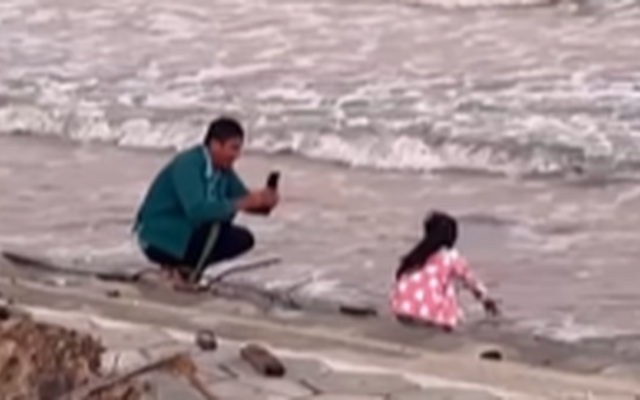 Đoạn video 18 giây khiến nhiều người nức nở: Đời này chỉ mong có ba, mong được ba chiều như vậy!