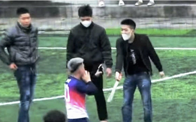 Nhóm thanh niên cầm kiếm bắt cầu thủ quỳ tại sân bóng