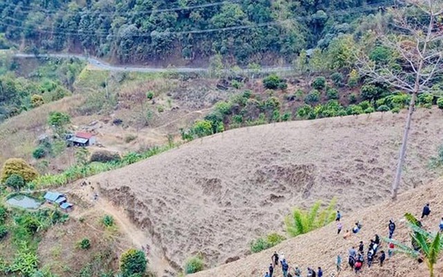 Sơn La: Xe đầu kéo lao xuống vực sâu gần 100m khiến 2 người tử vong