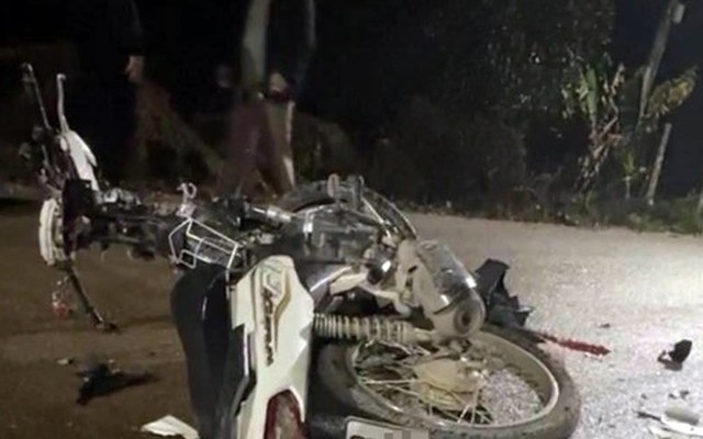 Hà Nội: Xe máy đấu đầu ô tô, 3 người tử vong