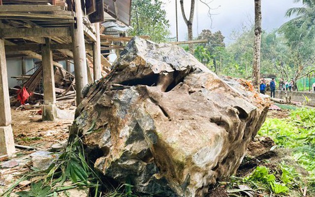 Vợ chồng thoát chết kỳ diệu khi khối đá hàng chục tấn lăn vào nhà
