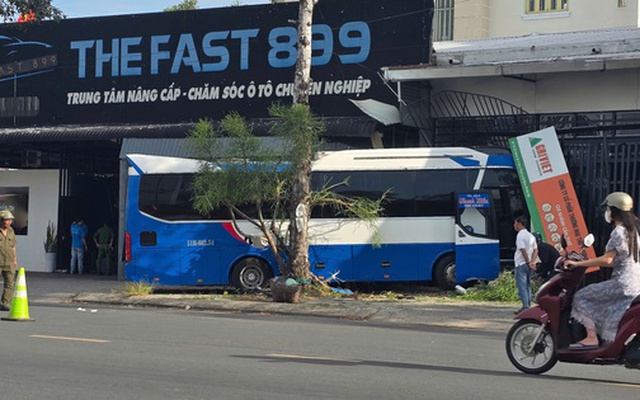 Xe buýt chở học sinh trường chuyên va chạm ở khu dân cư, nhiều người bị thương