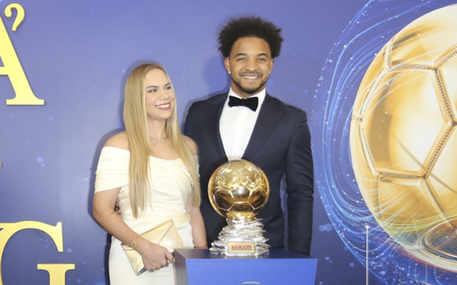 Lần đầu thấy vợ Xuân Son xinh đẹp đến thế, diện váy bó sát cực sexy nhưng nhìn xuống chân chàng cầu thủ mà nghẹn ngào