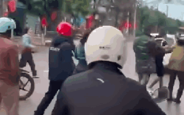 VIDEO: Va chạm giao thông, 2 người phụ nữ xô xát với người đàn ông lớn tuổi