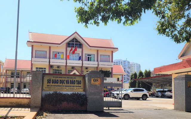 Đáng bị kỷ luật cảnh cáo, 1 nữ hiệu trưởng chỉ bị... phê bình!