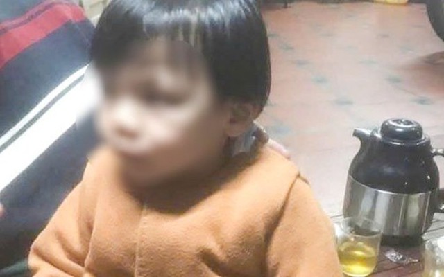 Bé trai bị mẹ bỏ rơi trong đêm kèm lá thư nhờ 'cứu cháu bé'