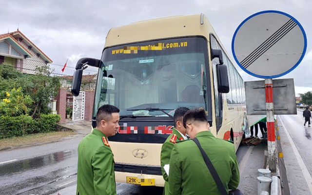 Người phụ nữ va chạm xe khách tử vong, bị kéo lê 20 m