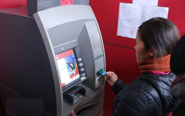 Người phụ nữ 53 tuổi đi rút tiền ở cây ATM thì bị mất sạch tiền trong tài khoản vì 1 thủ đoạn mới xuất hiện