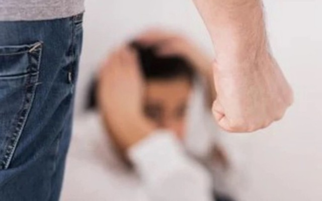 Bắt quả tang vợ ngoại tình trong nhà nghỉ, vợ nói một câu khiến chồng "tái mặt"