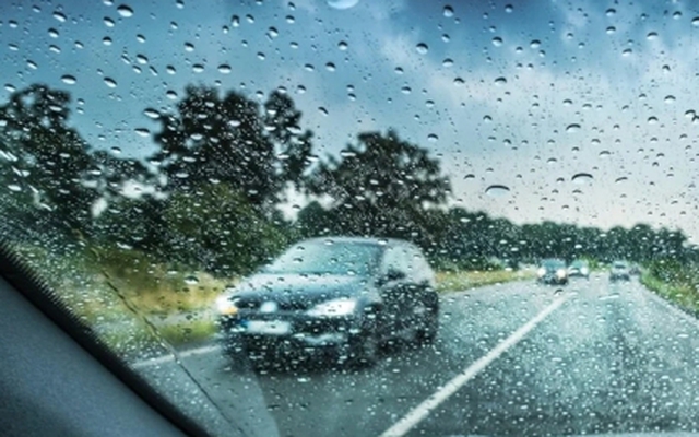 Sự cố thường gặp khi lái xe dưới trời mưa