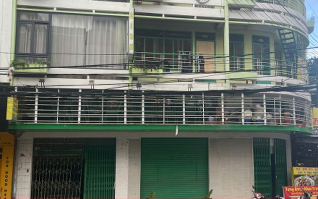 Quán bán cơm trắng 250.000, đĩa rau muống xào 500.000 đồng đã tháo biển hiệu