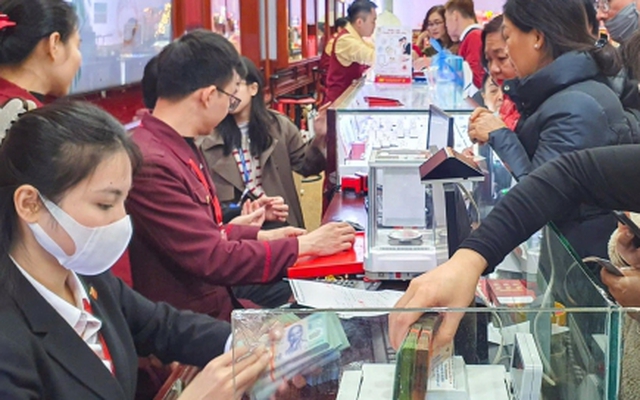 Giá vàng lên 'đỉnh', người dân cấp tập bán, lãi hàng trăm triệu đồng