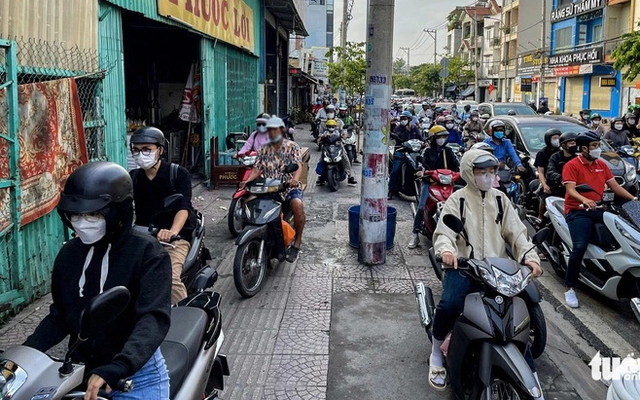 Đề xuất tạm cho xe đi lên vỉa hè, thực hư ra sao?