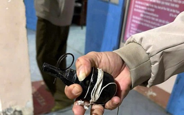 Dùng lựu đạn giả, đe dọa nổ chết cả nhà người yêu cũ