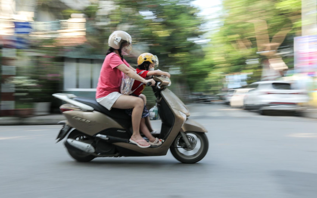 1 việc nguy hiểm mà nhiều phụ huynh vẫn làm với con, từ nay có thể bị phạt đến 10 triệu đồng