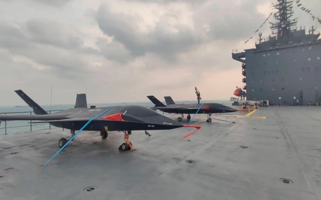 UAV tàng hình Qaher-313 bất ngờ xuất hiện trên tàu sân bay Shahid Bagheri