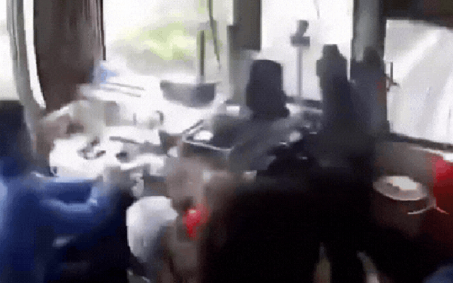 Clip ghi lại khung cảnh đáng sợ trong buồng lái khi đoàn tàu đâm thẳng xe tải đỗ ngang đường, lật nghiêng tại Hà Tĩnh