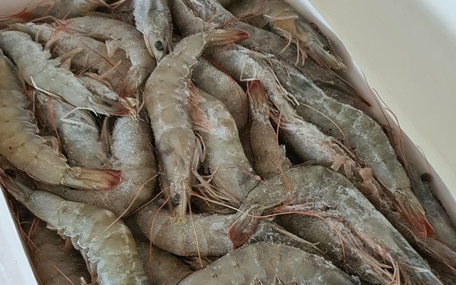 Sau 30 năm cuộc đời, tôi được "khai sáng" cách giã đông tôm mà KHÔNG cần ngâm nước lã