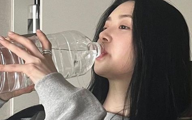 4 thói quen uống nước "phá thận", hại sức khỏe chẳng kém rượu bia nhưng nhiều người vẫn làm mỗi ngày