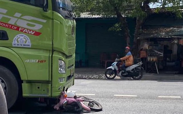 Nữ sinh tử vong, kẹt dưới gầm đầu xe container