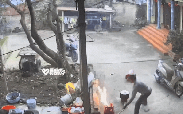 Kinh hoàng khoảnh khắc bình gas bén lửa cháy như đuốc ngay cạnh bếp, hành động của người đàn ông càng gây thót tim